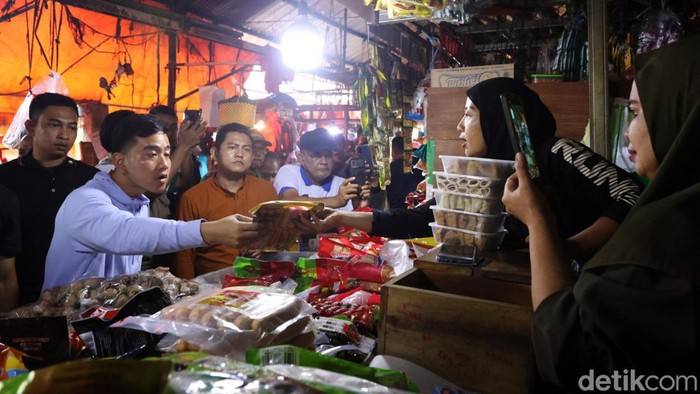 Momen Gibran Blusukan ke Pasar Minggu Cawapres nomor urut 2 Gibran Rakabuming Raka melanjutkan kampanye dengan blusukan ke Pasar Minggu, Jaksel, Sabtu (23/12). Gibran mengecek harga komoditas di pasar tersebut.