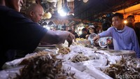 Dalam kunjungannya, putra sulung Presiden RI Joko Widodo itu turut memborong sejumlah barang dan makanan, di antaranya daging ayam, ikan teri, cabai, minyak, dan sejumlah bahan lainnya. 