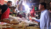 Gibran juga berbincang dengan pedagang mengenai kondisi Pasar Minggu. Kepada pedagang, Gibran menanyakan mengenai harga komoditas hingga bagaimana situasi dan kondisi Pasar Minggu. 