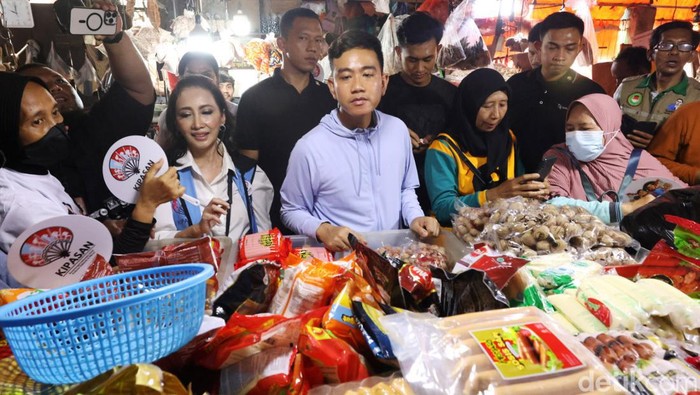Cawapres nomor urut 2 Gibran Rakabuming Raka melanjutkan kampanye dengan blusukan ke Pasar Minggu, Jaksel, Sabtu (23/12). Gibran mengecek harga komoditas di pasar tersebut.