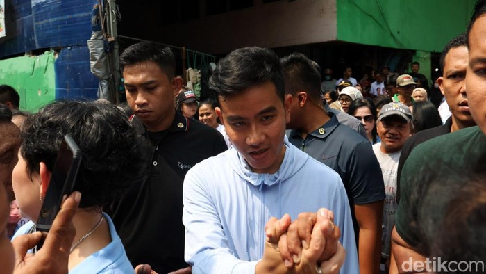 Cawapres nomor urut 2 Gibran Rakabuming Raka melanjutkan kampanye dengan blusukan ke Pasar Minggu, Jaksel, Sabtu (23/12). Gibran mengecek harga komoditas di pasar tersebut.