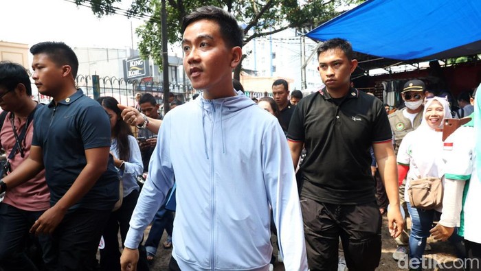 Cawapres nomor urut 2 Gibran Rakabuming Raka melanjutkan kampanye dengan blusukan ke Pasar Minggu, Jaksel, Sabtu (23/12). Gibran mengecek harga komoditas di pasar tersebut.