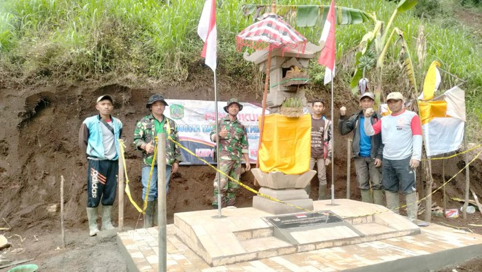 Monumen di lokasi jatuhnya pesawat Super Tucano Pasuruan yang dibangun untuk mengenang 4 korban.