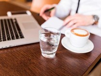 Minum Air Putih Sebelum Ngopi Bisa Cegah Dehidrasi dan Sakit Kepala
