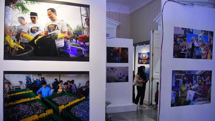 Pengunjung mengamati karya foto dalam pameran foto pembangunan Kota Bogor di Balaikota Bogor, Jawa Barat, Jumat (22/12/2023). Pemerintah Kota Bogor bekerja sama dengan Pewarta Foto Indonesia (PFI) Bogor menggelar pameran foto pembangunan Kota Bogor yang merupakan refleksi kinerja Wali Kota Bogor Bima Arya selama 10 tahun memimpin Kota Bogor. ANTARA FOTO/Arif Firmansyah/rwa.