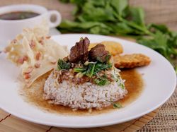 Pecel Rawon, Perpaduan Rasa yang Bikin Nagih dari Jawa Timur