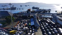 Libur Natal dimanfaatkan sebagian masyarakat untuk berlibur, salah satunya ke Bali. Hal ini menyebabkan kepadatan kendaraan di Pelabuhan Ketapang 