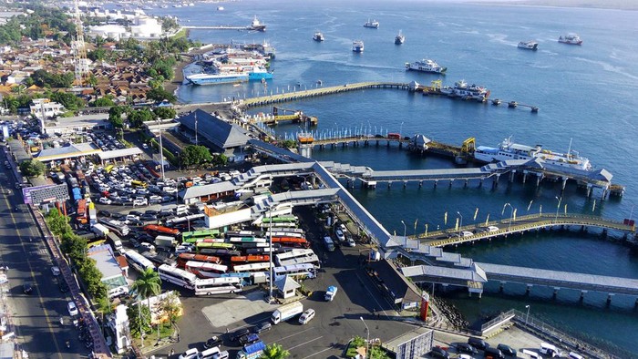 Pelabuhan Ketapang Padat Foto udara antrean kendaraan memasuki kapal di Pelabuhan Ketapang, Banyuwangi, Jawa Timur, Sabtu (23/12/2023). Kepadatan kendaraan tersebut terjadi akibat peningkatan volume kendaraan yang akan menyeberang ke Bali pada masa libur Natal dan Tahun Baru 2023/2024. ANTARA FOTO/Budi Candra Setya/foc.