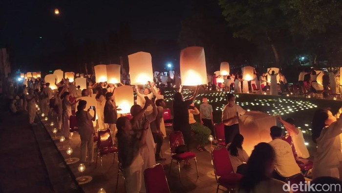 Pelepasan lampion di Candi Borobudur, Sabtu (23/12/2023)