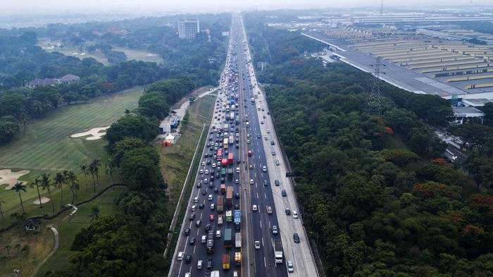 Sejumlah kendaraan pemudik melintas di Jalan Tol Jakarta-Cikampek di Kabupaten Karawang , Jawa Barat, Sabtu (23/12/2023). PT Jasa Marga mencatat volume lalu lintas kendaraan yang meninggalkan wilayah Jabodetabek pada libur Natal 2023 dan Tahun Baru 2024 meningkat 23,52 persen dibandingkan hari biasa . ANTARA FOTO/ Fakhri Hermansyah/aww.