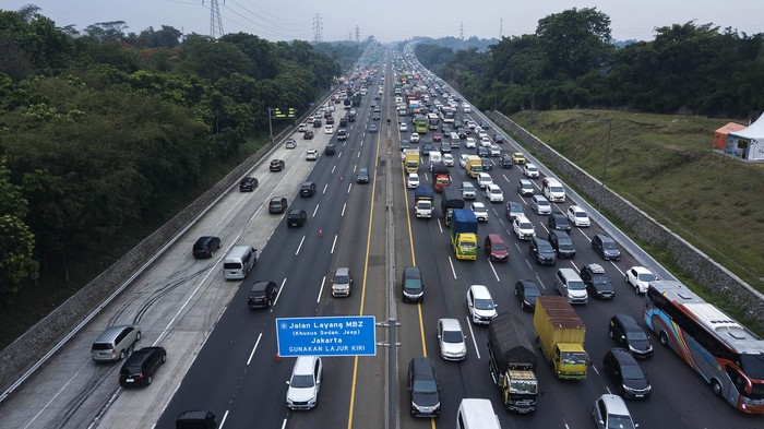 Sejumlah kendaraan pemudik melintas di Jalan Tol Jakarta-Cikampek di Kabupaten Karawang , Jawa Barat, Sabtu (23/12/2023). PT Jasa Marga mencatat volume lalu lintas kendaraan yang meninggalkan wilayah Jabodetabek pada libur Natal 2023 dan Tahun Baru 2024 meningkat 23,52 persen dibandingkan hari biasa . ANTARA FOTO/ Fakhri Hermansyah/aww.