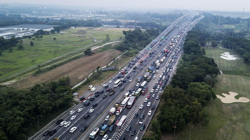 Sejumlah kendaraan pemudik melintas di Jalan Tol Jakarta-Cikampek di Kabupaten Karawang , Jawa Barat, Sabtu (23/12/2023). PT Jasa Marga mencatat volume lalu lintas kendaraan yang meninggalkan wilayah Jabodetabek pada libur Natal 2023 dan Tahun Baru 2024 meningkat 23,52 persen dibandingkan hari biasa . ANTARA FOTO/ Fakhri Hermansyah/aww.