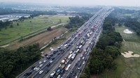 Kendaraan melintas di Tol Jakarta-Cikampek di Kabupaten Karawang , Jawa Barat, Sabtu (23/12/2023).