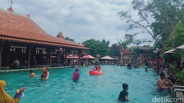 Pengunjung di Umbul Manten Desa Sidowayah, Kecamatan Polanharjo, Klaten mulai ramai, Sabtu (23/12/2023).