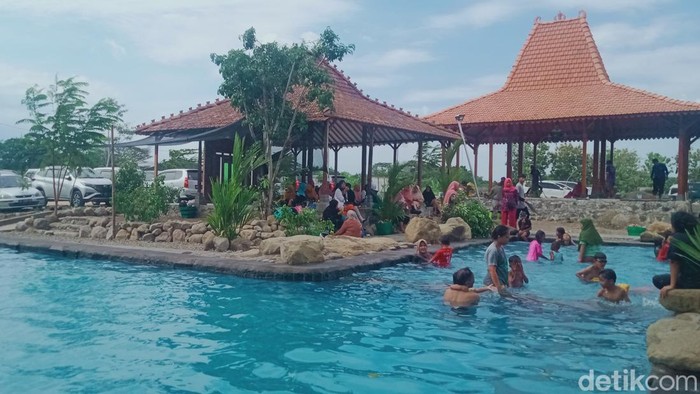 Pengunjung di Umbul Manten Desa Sidowayah, Kecamatan Polanharjo, Klaten mulai ramai, Sabtu (23/12/2023).