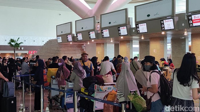 Penumpang memadati terminal keberangkatan di YIA, Kulon Progo, Sabtu (23/12/2023).