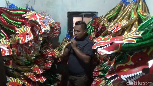 Perajin terompet kepala naga di Jombang.