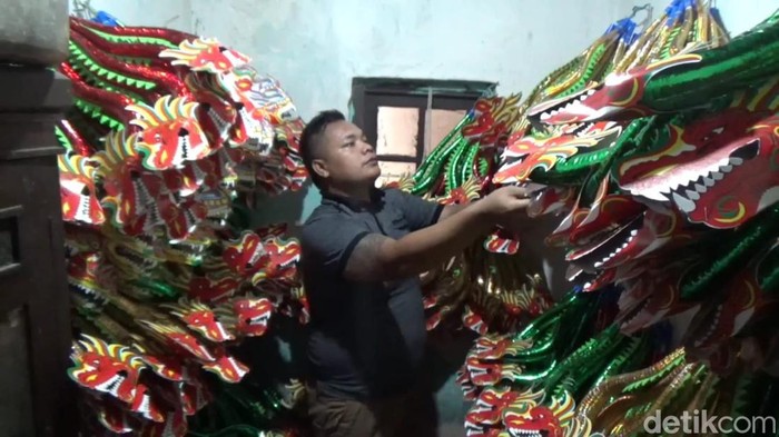 Perajin terompet naga di Jombang.