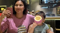 Indah kini menikmati perannya sebagai ibu. Ia sering membagikan keseruan aktivitasnya bersama sang anak, termasuk ketika santai dan makan di kafe seperti ini. Foto: Instagram indahpermatas