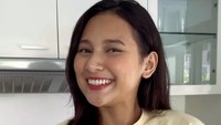 Istri Arie Kriting ini juga sesekali bikin kue. Salah satu momennya ketika ia membuat Oliebollen, kue gorengan asal Belanda yang mirip donat. Tampak enak ya? Foto: Instagram indahpermatas