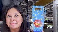 Mendukung usaha kuliner sang suami, pada 2022 Indah menunjukkan momen sedang makan Moala Pisgor. Pisang goreng ini istimewa karena disandingkan dengan sambal roa. Foto: Instagram indahpermatas