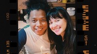 Pemain film Gara-gara Warisan ini merayakan ulang tahun sang suami dengan cara manis. Ia memberikan kue ulang tahun tema papan bunga. Foto: Instagram indahpermatas