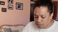 Indah memahami makanan favorit suaminya, udang. Ia pun masak udang tumis sawi yang simpel tapi enak. Terbukti sang suami begitu menikmatinya! Foto: Instagram indahpermatas