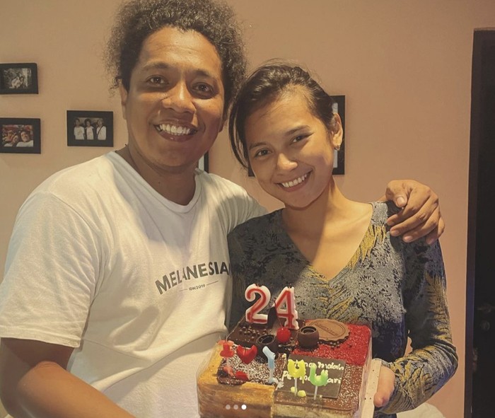 Pesona Indah Permatasari Saat 'Jualan' Pisgor hingga Bikin Donat Pesona Indah Permatasari Saat 'Jualan' Pisgor hingga Bikin Donat