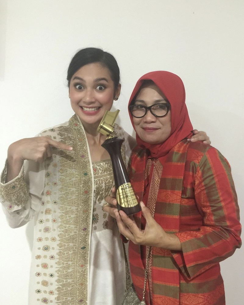 Pesona Indah Permatasari Saat 'Jualan' Pisgor hingga Bikin Donat
