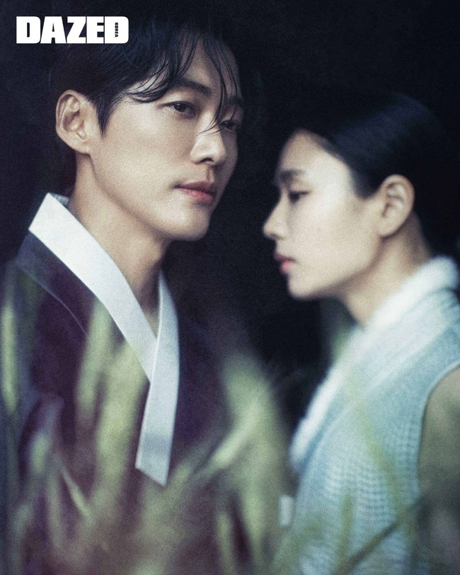 Beda dari yang lain. Pasangan drama Korea sejarah, My Dearest mengenakan hanbok (busana tradisional Korea) selama couple photoshoot. Intip gaya serasi Namgoong Min dan Ahn Eun Jin. Foto: Instagram