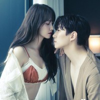 Wajah Yoona dan Lee Junho menghiasi majalah Allure Korea edisi Juli 2023. Pasangan drama Korea King the Land ini sempat digosipkan berpacaran karena chemistry-nya yang meluap-luap. Foto: Instagram