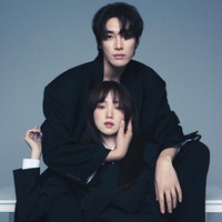 Lee Sung Kyung dipasangkan dengan Kim Young Kwang dalam drama Korea Call It Love. Sama-sama mengawali karier sebagai model, keduanya terlihat luwes berpose di depan kamera. Foto: Instagram