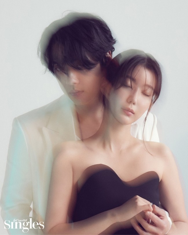 Pasangan drama Korea Kokdu: Season of Deity, Kim Jung Hyun dan Lim Soo Hyang menjalani pemotretan bak foto prewedding. Keduanya terlihat mesra dan serasi dalam balutan busana berwarna monokrom. Foto: Instagram