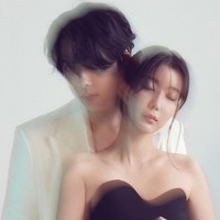 Pasangan drama Korea Kokdu: Season of Deity, Kim Jung Hyun dan Lim Soo Hyang menjalani pemotretan bak foto prewedding. Keduanya terlihat mesra dan serasi dalam balutan busana berwarna monokrom. Foto: Instagram