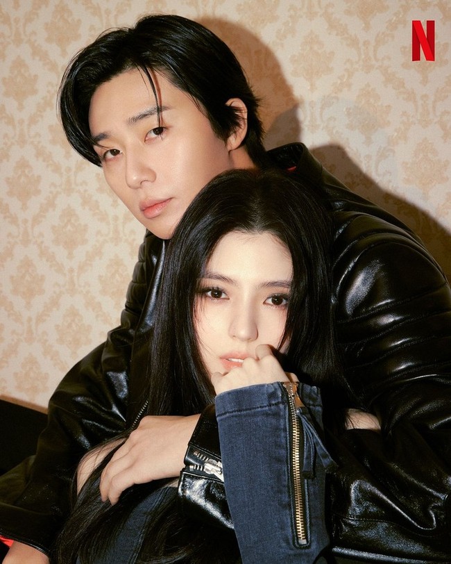 Couple badass drama Korea Netflix Gyeongseong Creature, Han So Hee dan Park Seo Joon kompak memakai jaket berwarna hitam dalam pemotretan mereka. Foto: Instagram