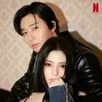 Couple badass drama Korea Netflix Gyeongseong Creature, Han So Hee dan Park Seo Joon kompak memakai jaket berwarna hitam dalam pemotretan mereka. Foto: Instagram