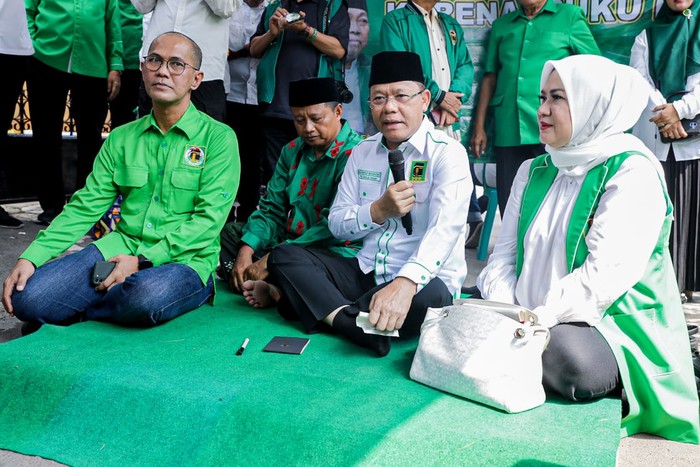 Plt Ketua Umum Partai Persatuan Pembangunan (PPP) Muhamad Mardiono meninjau rumah sehat yang merupakan salah satu program dari Dewan Pimpinan Cabang (DPC) PPP Kota Cirebon, Jawa Barat.