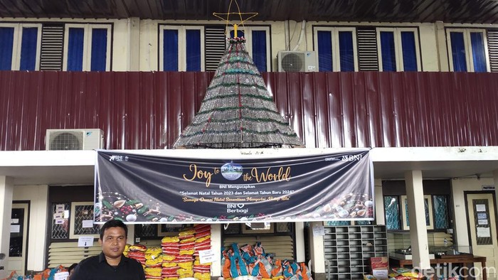Pohon natal dari botol bekas di gereja Santo Yoseph Palembang