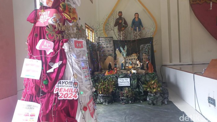 Pohon Natal Sukseskan Pemilu 2024 di Gereja Santo Thomas Lagan, Tanjung Jabung Timur.