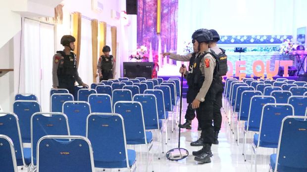Polres Jepara saat melakukan sterilisasi sejumlah gereja di Kabupaten Jepara, Sabtu (23/12/2023).