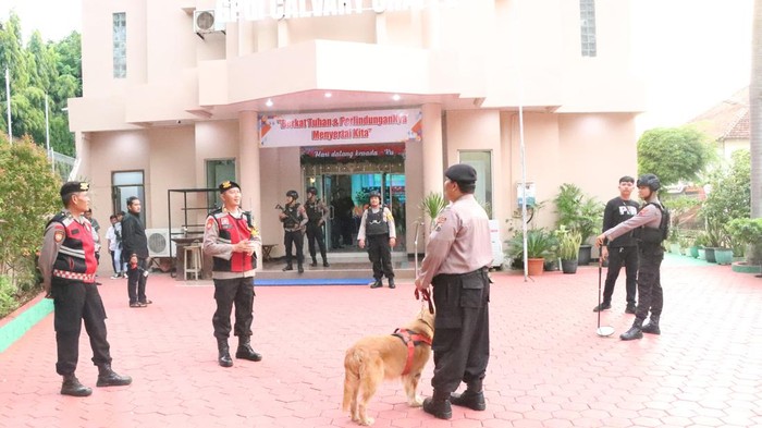 Polres Jepara saat melakukan sterilisasi sejumlah gereja di Kabupaten Jepara, Sabtu (23/12/2023).