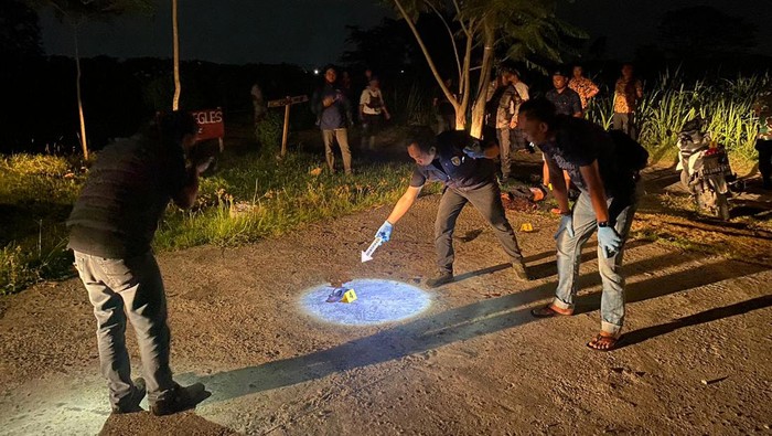 Polres Kediri saat melakukan olah TKP penemuan mayat di jalan Gua Jegles.