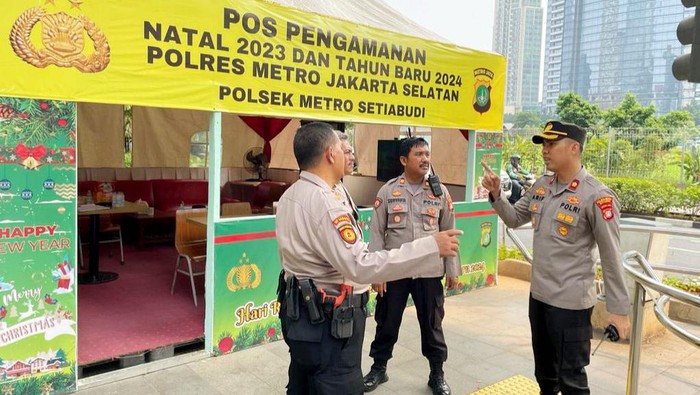 Pos Pengamanan Natal Polsek Setiabudi di depan Mal Kota Casablanca, Setiabudi, Jakarta Selatan.