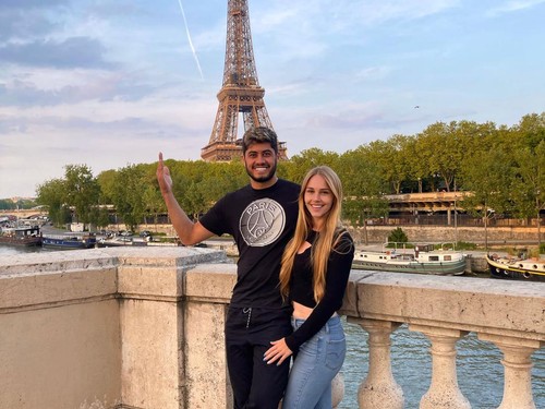 Potret Kiper Bali United Adilson Maringa dan istrinya saat berlibur di Paris, Prancis. (dok. Adilson Maringa)