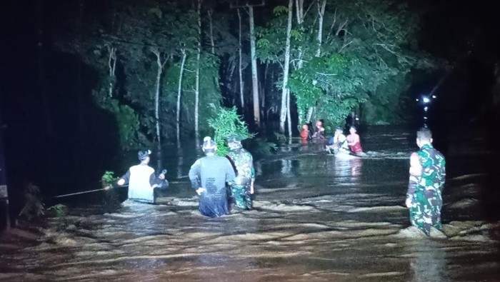Proses evakuasi warga korban banjir di Bungo.
