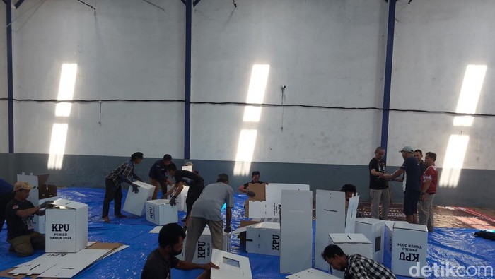 Proses perakitan kotak suara di gudang KPU Kota Cirebon