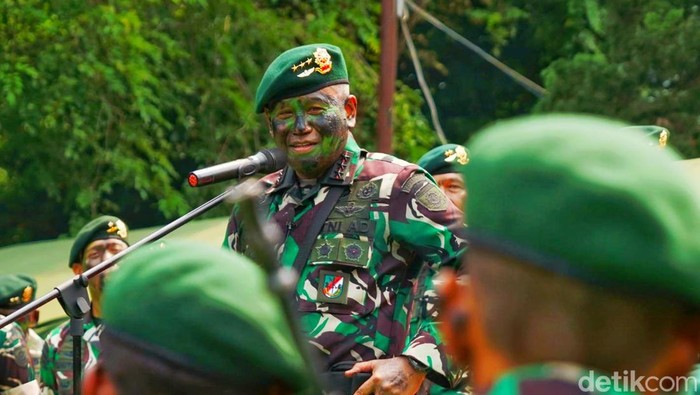Prosesi penyematan dan latihan Taipur Pangkostrad Letjen TNI Ahmad Saleh di Denharrahlat Kostrad Sanggabuana Karawang.