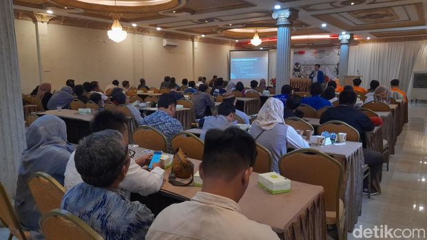 Ratusan orang perwakilan parpol di Sumedang mengikuti pelatihan untuk Pemilu 2024 yang digelar oleh Bawaslu Sumedang, Sabtu (23/12/2023).