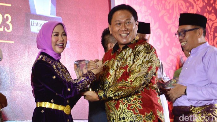 Renny Astutik Notaris Wanita Sumsel Raih Penghargaan Lintas Politika Award 2023