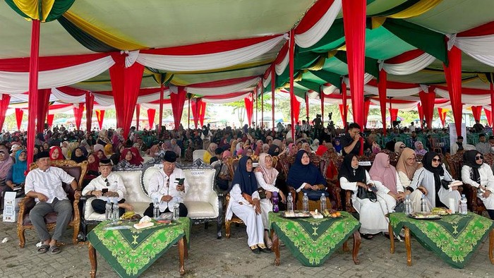 Ribuan jamaah Jaringan Santri Indonesia (JSI) Provinsi Provinsi Bengkulu hadir dalam kegiatan Do'a Syukur & Dzikir Akhir Tahun 2023 yang dilaksanakan di Lapangan Sport Center Pantai Panjang, Kota Bengkulu, Provinsi Bengkulu, Sabtu (23/12/2023).